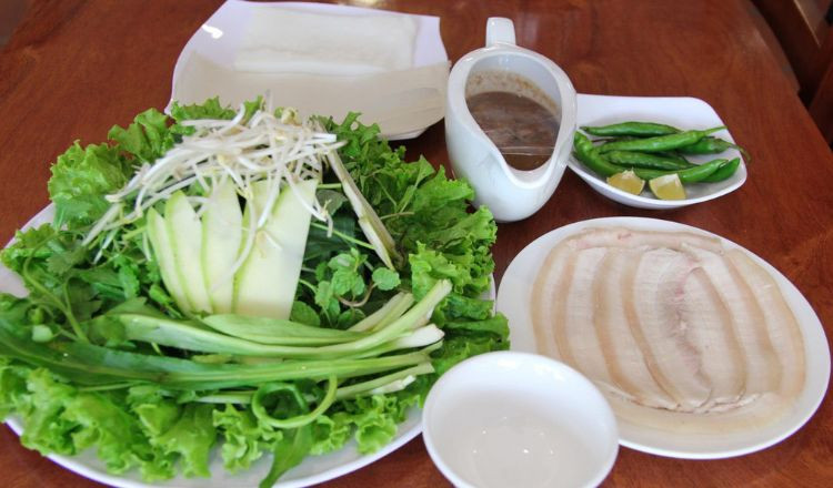 Không gian mộc mạc của quán Bánh Tráng Thịt Heo Quê Xưa