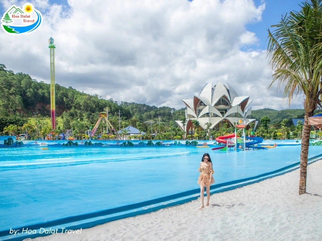 Du khách tạo dáng chụp ảnh bên hồ bơi rộng lớn