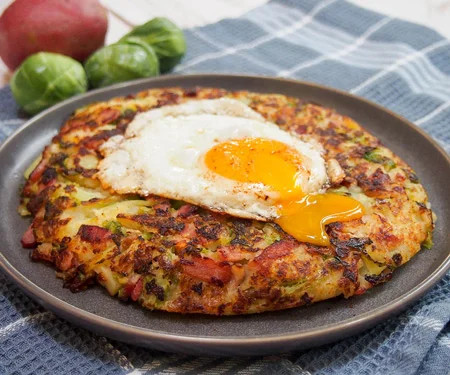 Món Bubble and Squeak chiên áp chảo làm từ rau củ và thịt