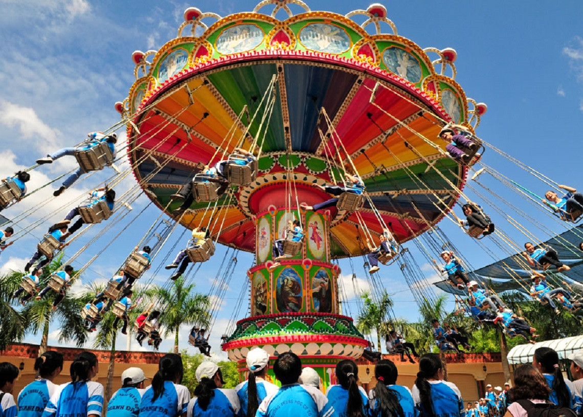 Du khách trải nghiệm các trò chơi mạo hiểm tại Đại Nam