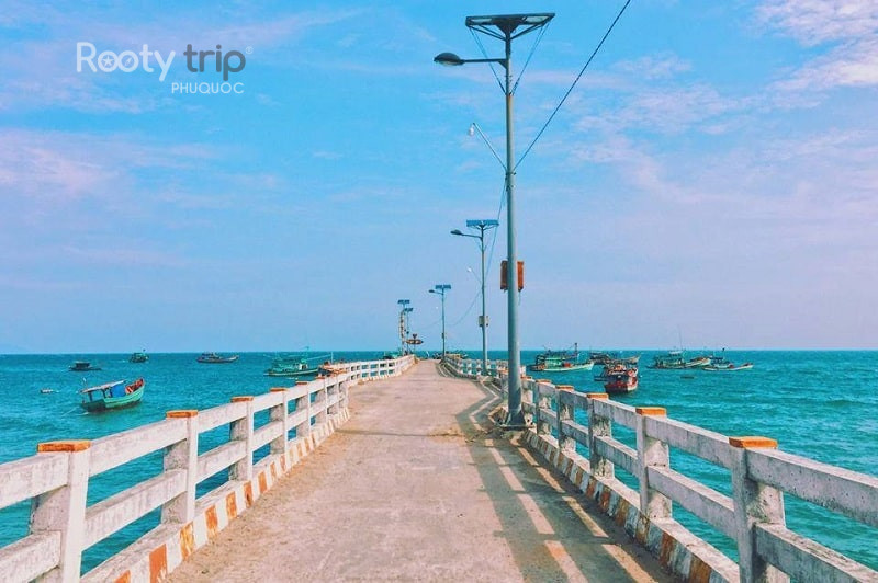 Địa điểm du lịch Hòn Sơn: Viên ngọc ẩn mình của Kiên Giang 6 Cầu cảng Bãi Nhà Hòn Sơn - Trung tâm giao thương và là nơi ngắm bình minh lý tưởng