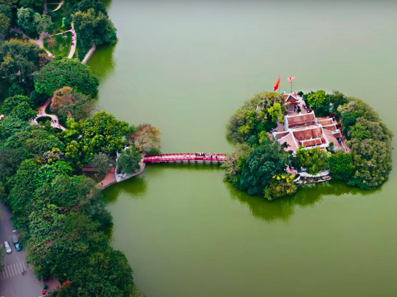 Cầu Thê Húc bắc qua mặt hồ Gươm nối liền với Đảo Ngọc