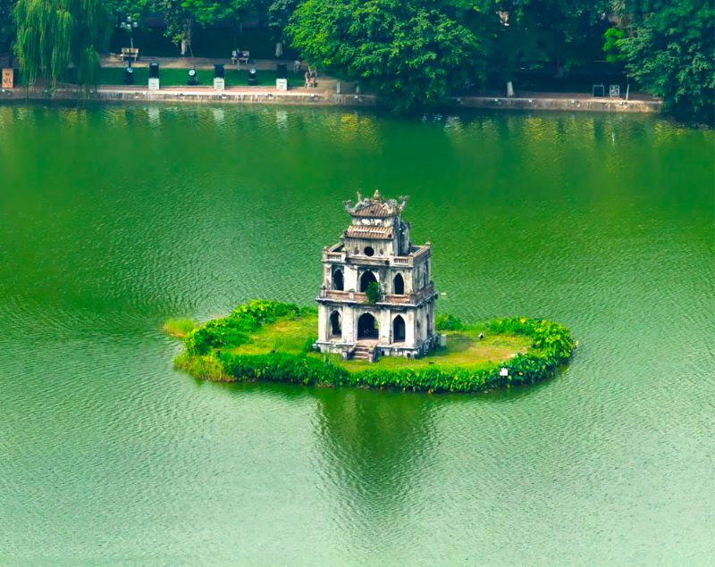 Tháp Rùa là điểm tham quan không nên bỏ qua khi khám phá khu vực quanh cầu Thê Húc