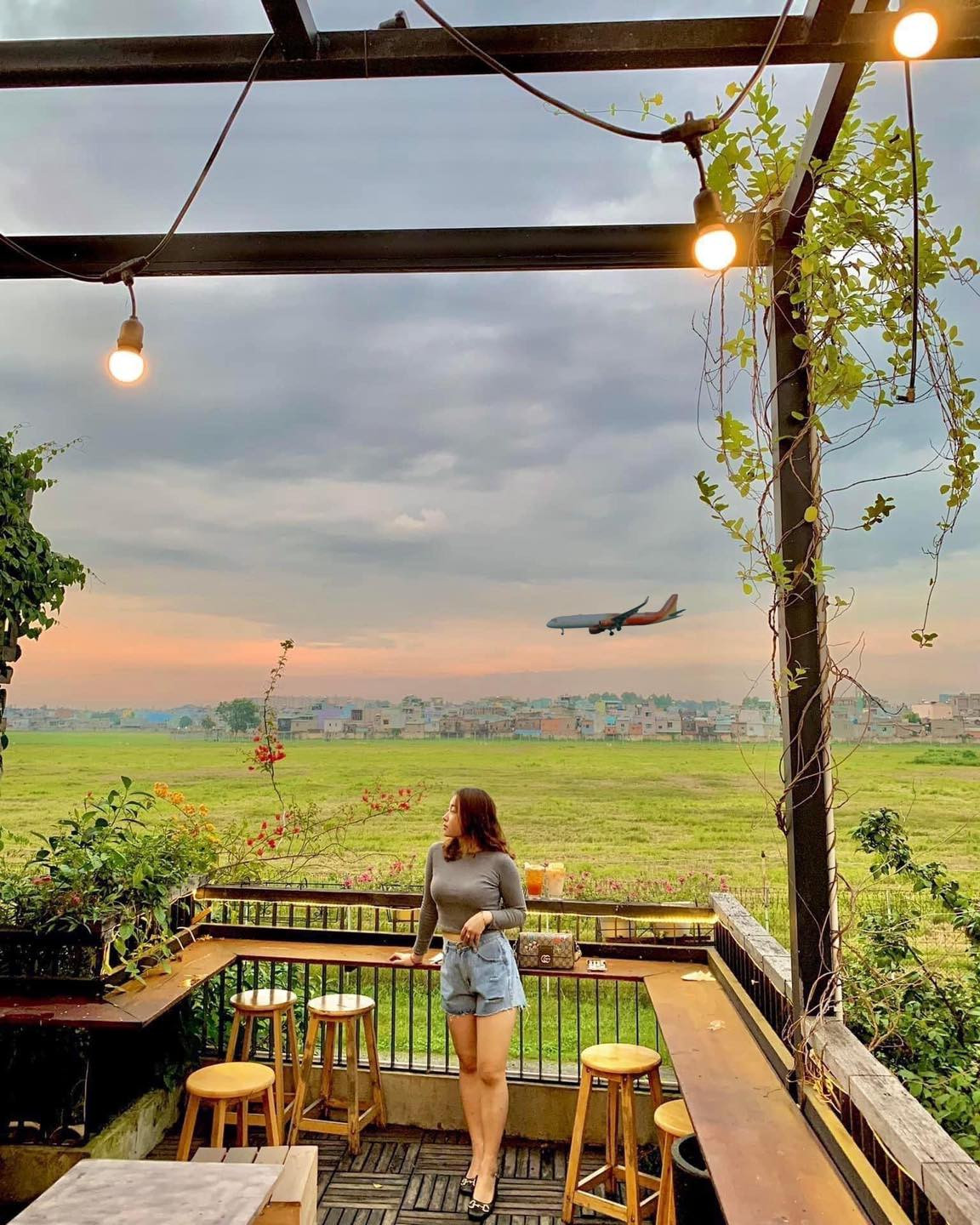 Khách check-in tại Landing - Milk Tea & Coffee với view ngắm máy bay