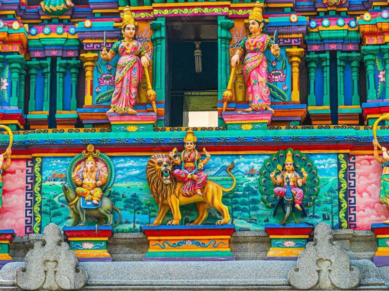 Chùa Bà Ấn Độ Sài Gòn: Khám Phá Kiến Trúc Hindu Linh Thiêng Giữa Lòng Thành Phố 4 Những hoạt tiết mô tả nữ thần Mariamman xuất hiện khắp nơi trong kiến trúc của chùa