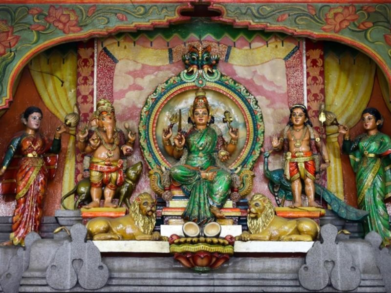 Chùa Bà Ấn Độ Sài Gòn: Khám Phá Kiến Trúc Hindu Linh Thiêng Giữa Lòng Thành Phố 3 Nữ thần Mariamman ở giữa, hai vị thần bảo vệ Maduraiveeran (bên trái) và Pechiamman (bên phải)