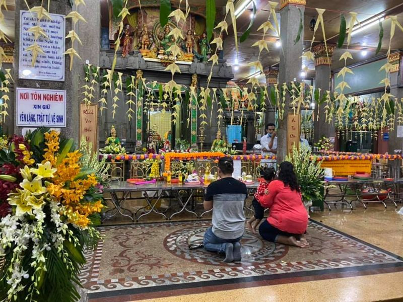 Chùa Bà Ấn Độ Sài Gòn: Khám Phá Kiến Trúc Hindu Linh Thiêng Giữa Lòng Thành Phố 7 Bạn cần phải giữ sự tôn nghiêm và linh thiêng cho khu vực cúng bái và thắp hương