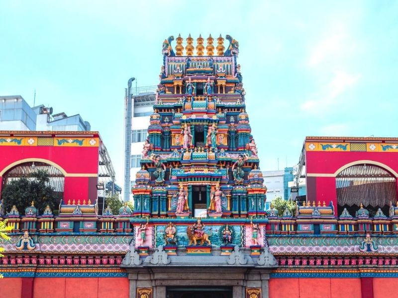 Chùa Bà Ấn Độ Sài Gòn: Khám Phá Kiến Trúc Hindu Linh Thiêng Giữa Lòng Thành Phố 5 Tòa tháp nằm ngay chính giữa ngôi chùa luôn là điểm thu hút ánh nhìn của nhiều người