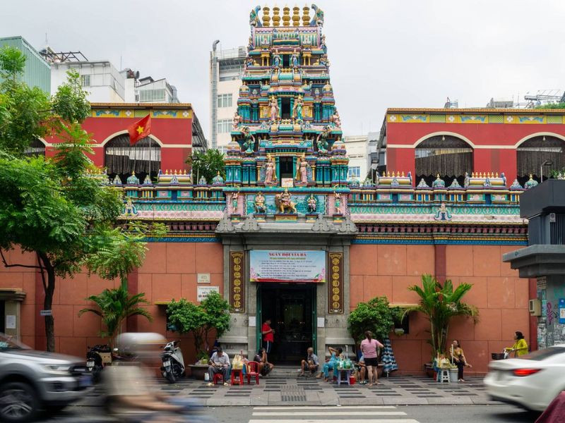 Chùa Bà Ấn Độ Sài Gòn: Khám Phá Kiến Trúc Hindu Linh Thiêng Giữa Lòng Thành Phố 2 Đường đến Chùa Bà Ấn Độ rất thuận tiện nhờ nằm giữa trung tâm Sài Gòn sầm uất