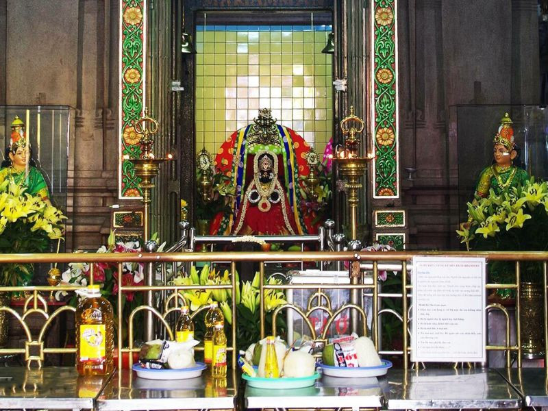 Chùa Bà Ấn Độ Sài Gòn: Khám Phá Kiến Trúc Hindu Linh Thiêng Giữa Lòng Thành Phố 6 Những vật hiến tế được bày biện phía trước bàn thờ nữ thần Mariamman