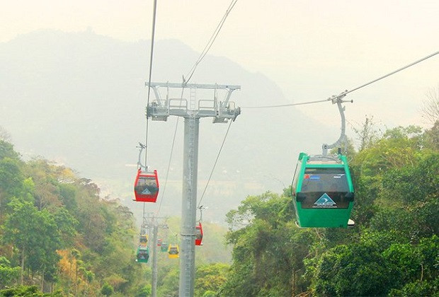 Du khách đi cáp treo lên núi Cấm trong tour hành hương An Giang