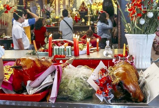 Lễ vật cúng Bà Chúa Xứ bao gồm heo quay và các vật phẩm đơn giản