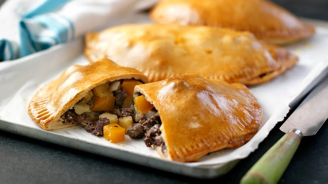 Chiếc bánh Cornish Pasty hình bán nguyệt với nhân thịt và rau củ