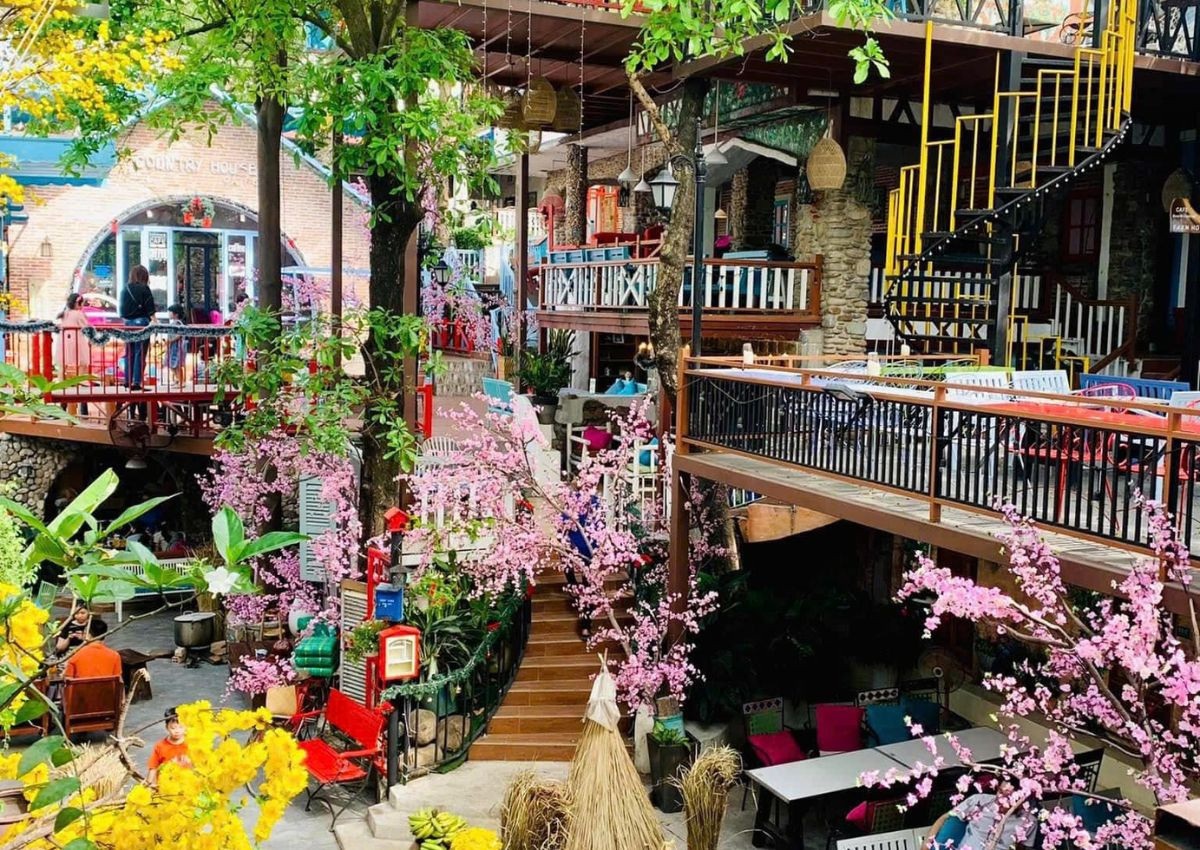 Sân vườn rộng lớn, kiến trúc Hà Lan đặc trưng tại Country Houses Cafe