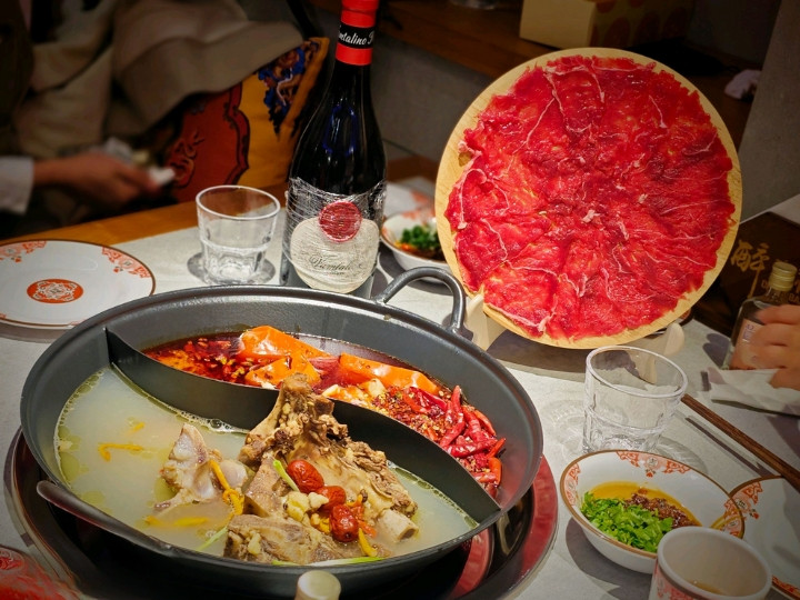 Lẩu bò Yak hấp dẫn với nước dùng nóng hổi và những lát thịt bò Yak thơm ngon