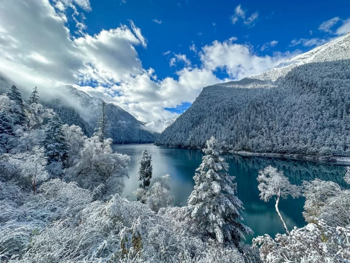 Tuyết phủ trắng xóa các mặt hồ và cảnh vật tại Cửu Trại Câu vào mùa đông