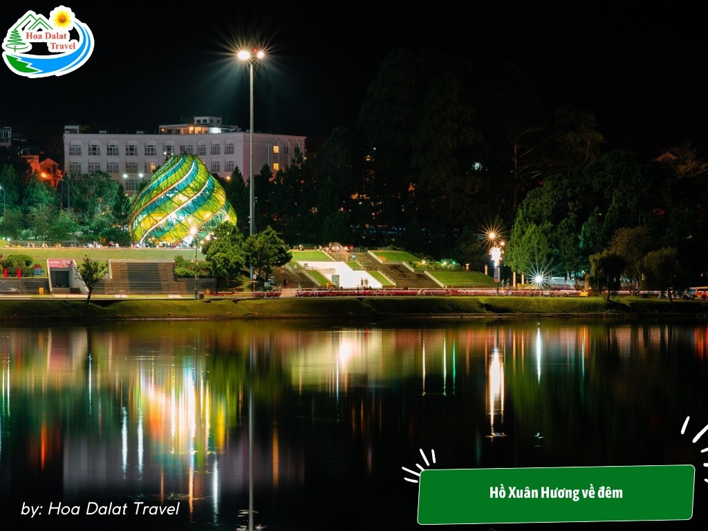 11+ Trải Nghiệm Hấp Dẫn Cho Chuyến Khám Phá "Đà Lạt Về Đêm" Lãng Mạn và Tiết Kiệm 4 Hồ Xuân Hương về đêm lung linh, bên kia bờ là Quảng trường Lâm Viên