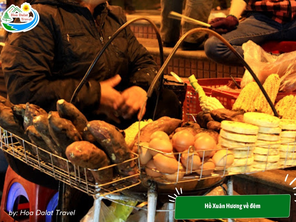 11+ Trải Nghiệm Hấp Dẫn Cho Chuyến Khám Phá "Đà Lạt Về Đêm" Lãng Mạn và Tiết Kiệm 5 Một quầy bán đồ ăn vặt ở ven hồ Xuân Hương Đà Lạt