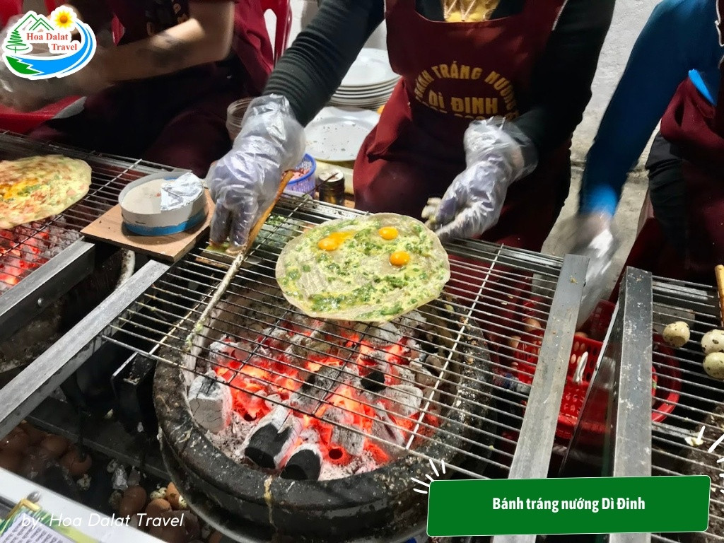 11+ Trải Nghiệm Hấp Dẫn Cho Chuyến Khám Phá "Đà Lạt Về Đêm" Lãng Mạn và Tiết Kiệm 18 Bánh tráng nướng Dì Đinh được nướng trên bếp than hồng, cùng topping ăn kèm đa dạng