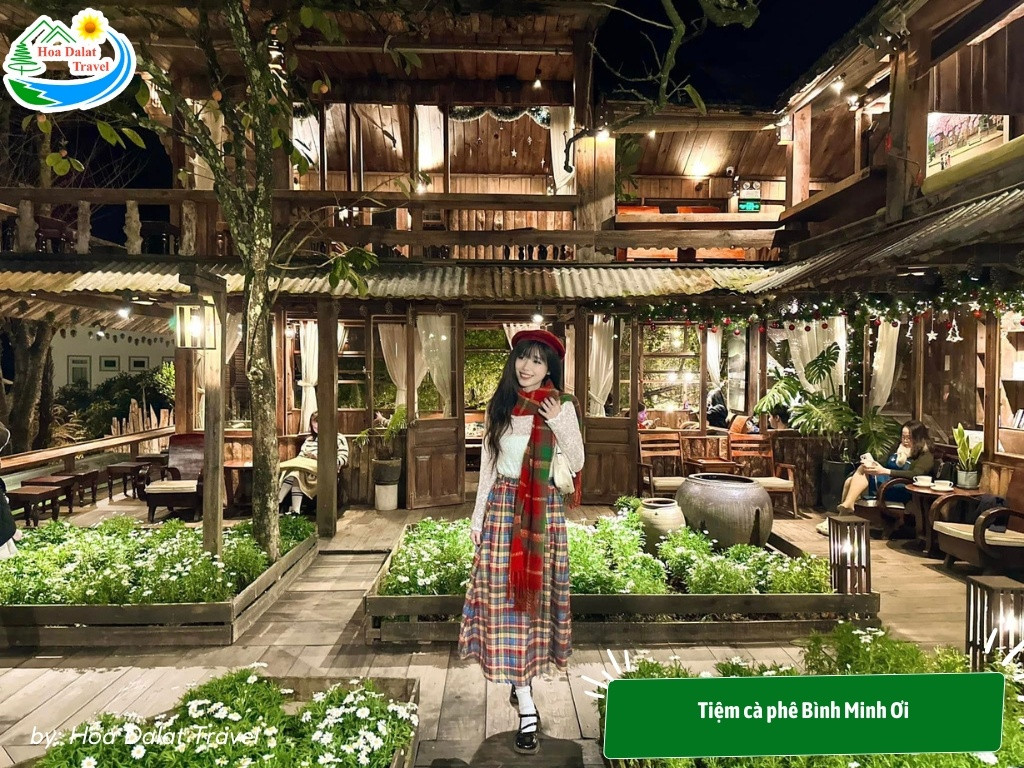 11+ Trải Nghiệm Hấp Dẫn Cho Chuyến Khám Phá "Đà Lạt Về Đêm" Lãng Mạn và Tiết Kiệm 15 Khôg gian tiệm cà phê Bình Minh Ơi lung linh vào ban đêm