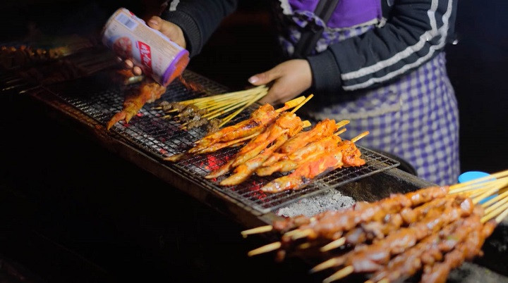 Lệ Giang Cổ Trấn: Vẻ Đẹp Ngàn Năm Làm Say Đắm Lòng Người Giữa Lòng Vân Nam 2 Xiên nướng thơm ngon