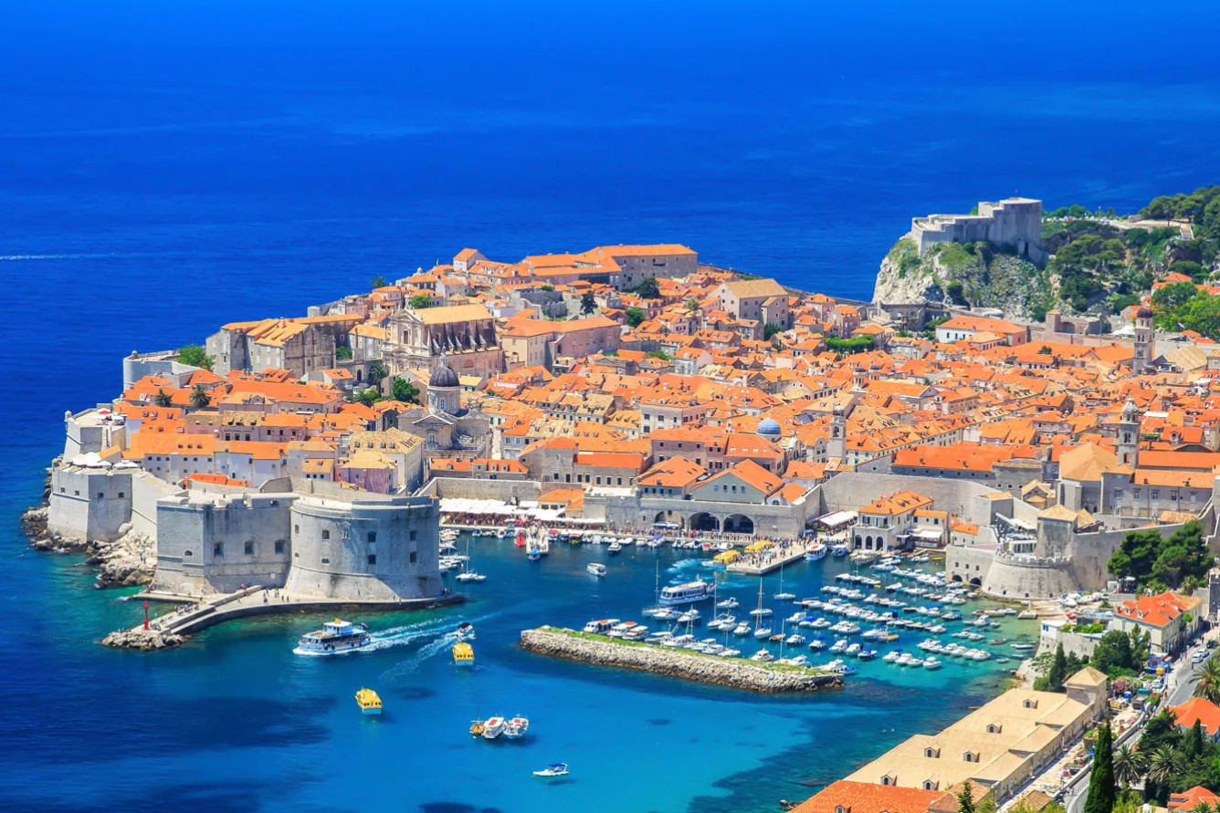 5 Địa Điểm Du Lịch Địa Trung Hải Tuyệt Đẹp Không Thể Bỏ Qua 3 Tường thành kiên cố bao quanh khu phố cổ Dubrovnik nhìn từ trên cao