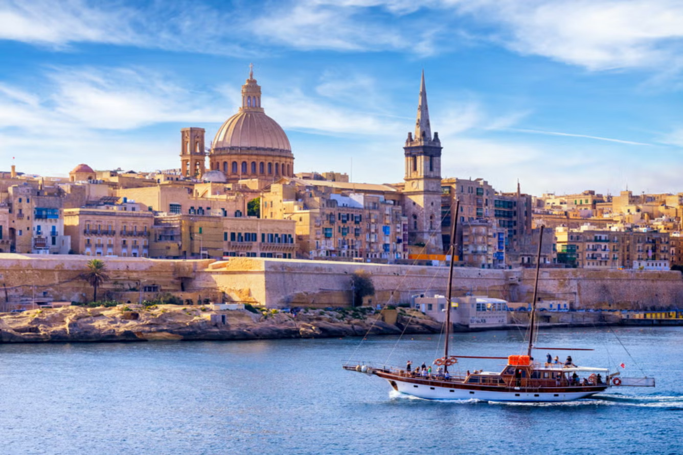 5 Địa Điểm Du Lịch Địa Trung Hải Tuyệt Đẹp Không Thể Bỏ Qua 5 Toàn cảnh thủ đô Valletta của Malta với kiến trúc cổ kính nằm sát biển