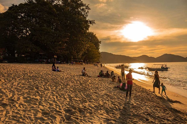 Khung cảnh hoàng hôn lãng mạn tại bãi biển Batu Ferringhi