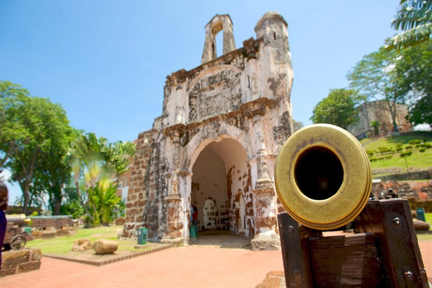 Cổng Porta de Santiago - một phần còn lại của Pháo đài A'Famosa cổ kính