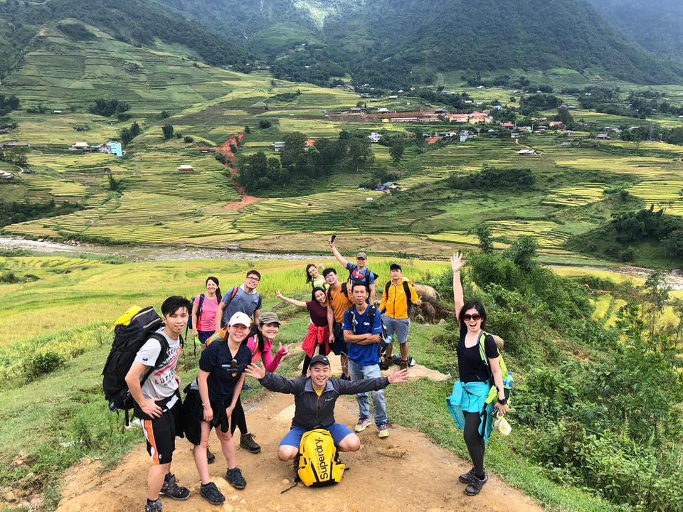 Nhóm bạn trẻ chinh phục đỉnh núi trong một Trekking tour ở Việt Nam