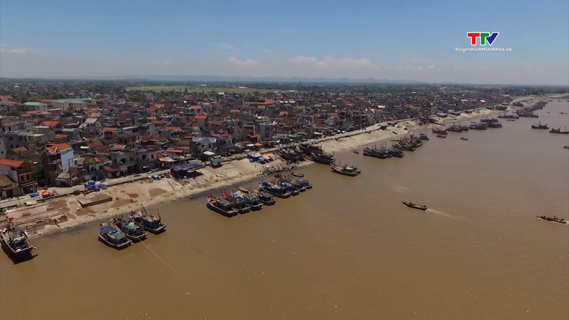 Chiếc Long Châu (thuyền rồng) được chuẩn bị tỉ mỉ, gửi gắm ước nguyện của người dân