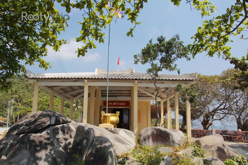 Địa điểm du lịch Hòn Sơn: Viên ngọc ẩn mình của Kiên Giang 5 Dinh Ông Nam Hải Hòn Sơn là nơi thờ cúng Cá Ông của người dân địa phương