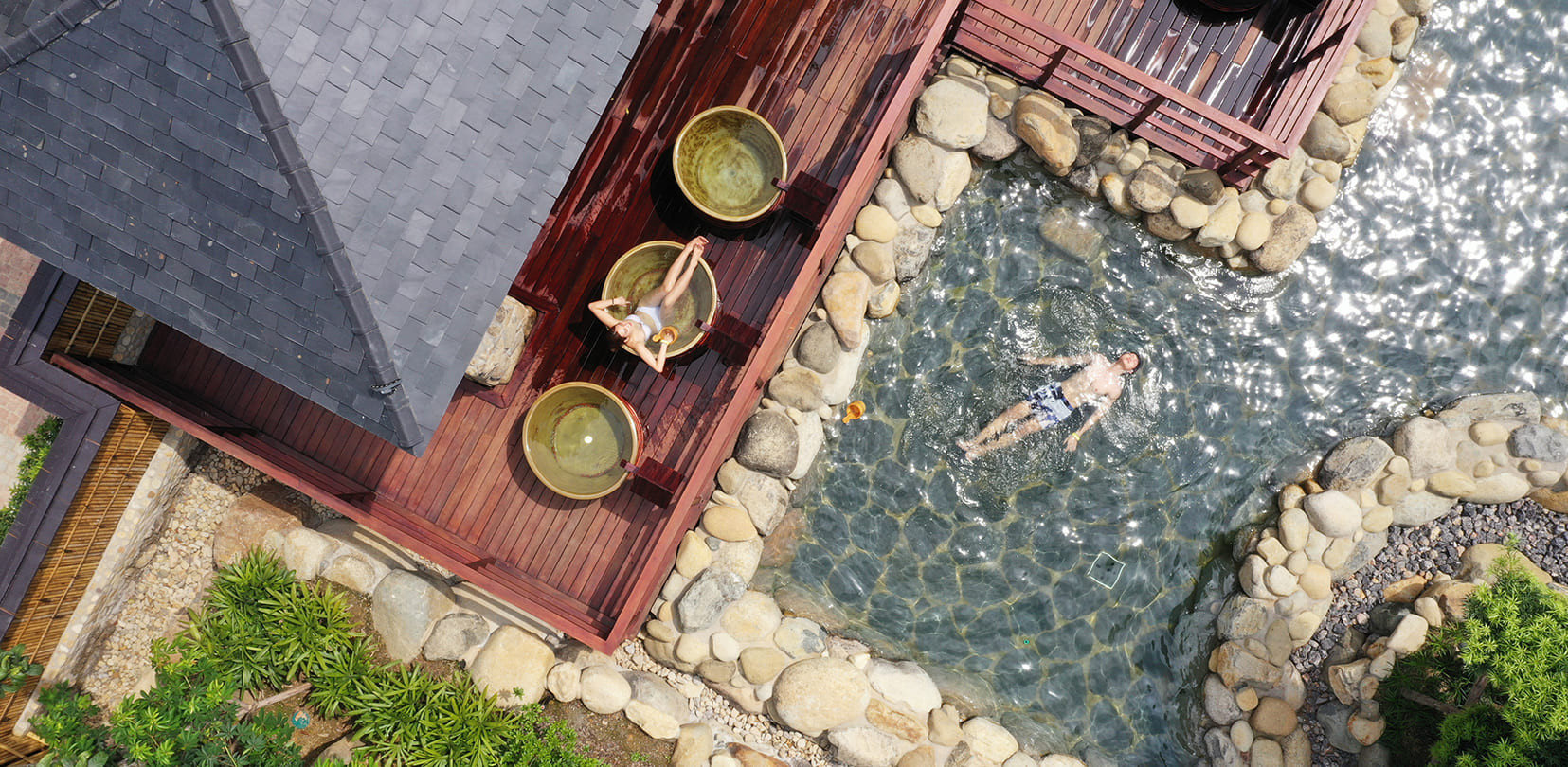 Yoko Onsen Quang Hanh: Trải Nghiệm Tắm Khoáng Nóng Chuẩn Nhật Giữa Lòng Vịnh Di Sản 2 Toàn cảnh Public Onsen với nhiều bể tắm khoáng đa dạng giữa thiên nhiên xanh mát