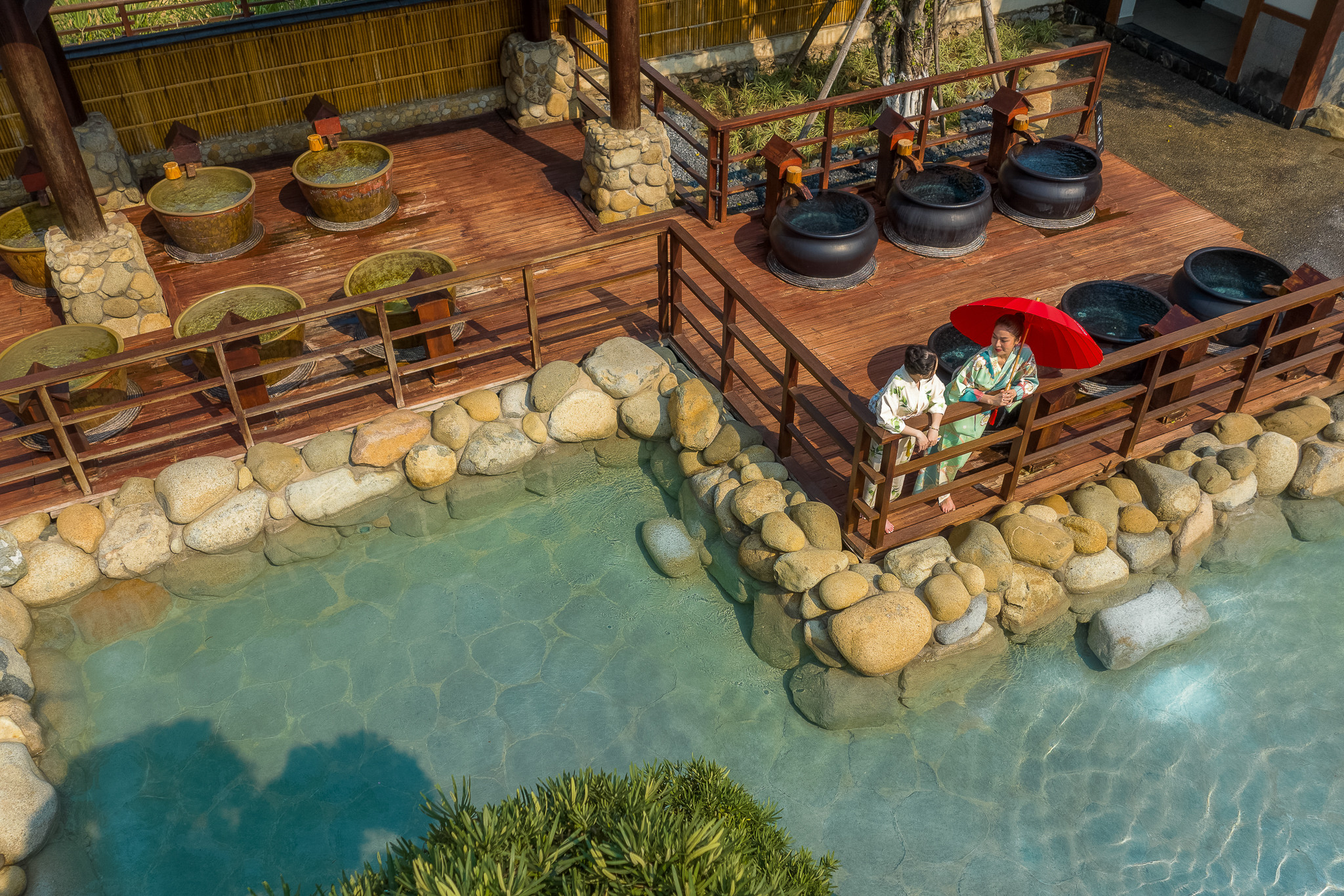 Yoko Onsen Quang Hanh: Trải Nghiệm Tắm Khoáng Nóng Chuẩn Nhật Giữa Lòng Vịnh Di Sản 7 Góc nhìn cận cảnh một bể tắm Public Onsen với thiết kế tự nhiên