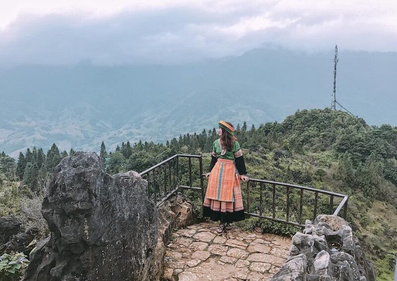 Cẩm nang khám phá Núi Hàm Rồng Sapa: Săn mây, ngắm hoa và 7 kinh nghiệm A-Z 5 Ngắm nhìn trạm viễn thông Sa Pa và núi rừng Tây Bắc từ đài quan sát