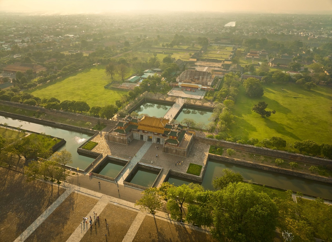 Khám Phá Đại Nội Huế: Cẩm Nang Du Lịch Chi Tiết Từ A Đến Z 1 Đại Nội Huế nhìn từ trên cao với kiến trúc Hoàng Thành cổ kính