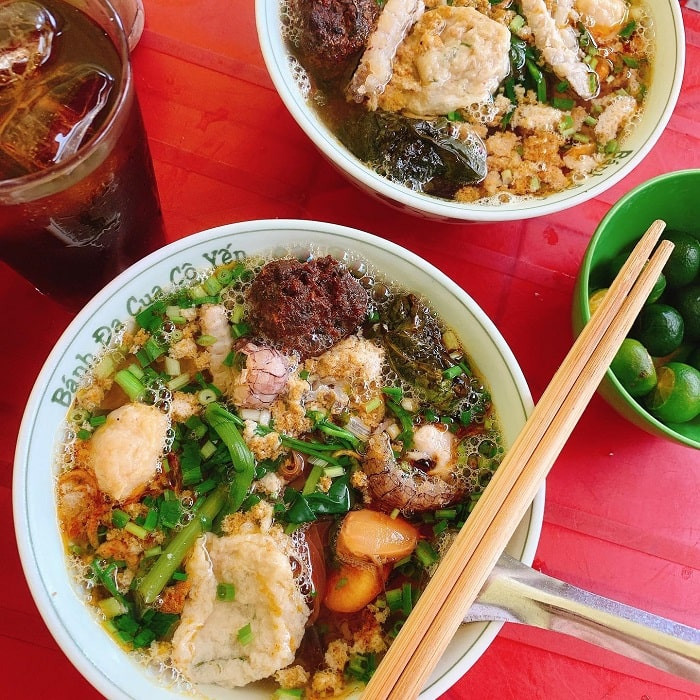 Thưởng thức món bánh đa cua nóng hổi, đầy ắp toppings