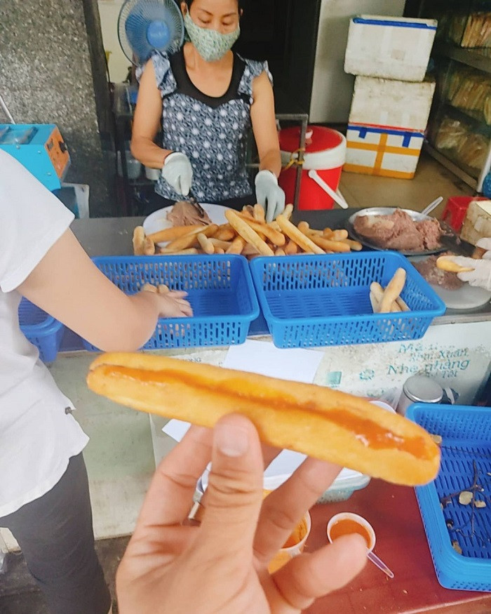 Bánh mì que cay giòn rụm chấm với tương ớt chí chương Hải Phòng