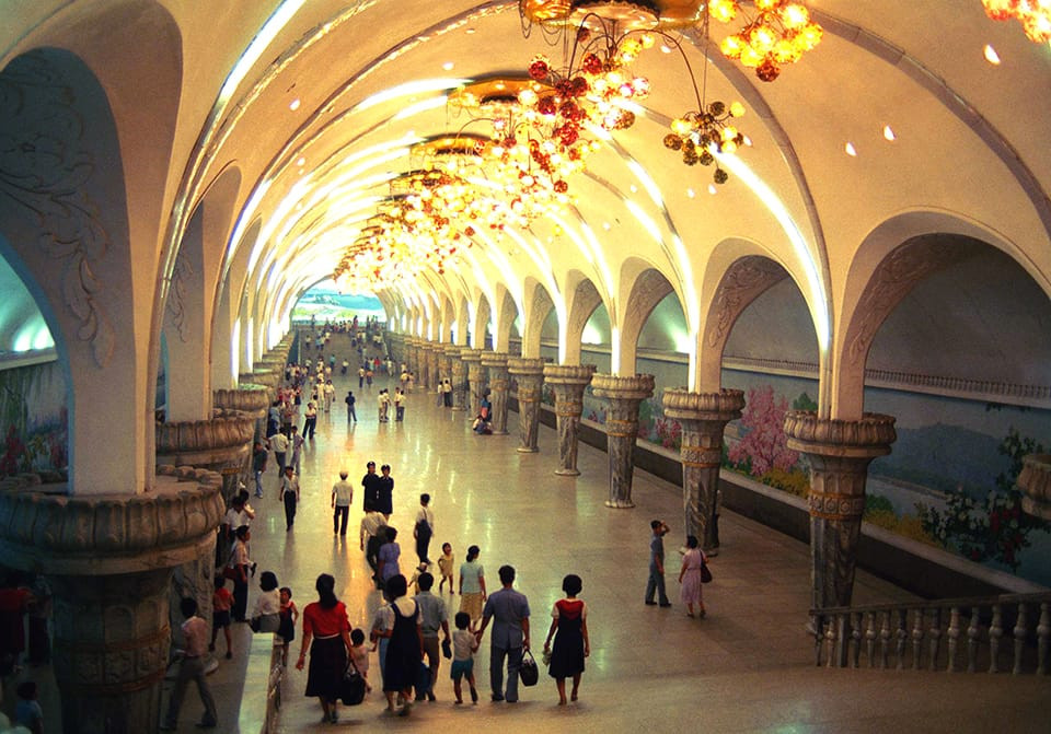 Du khách tham quan Nhà Triển lãm tình hữu nghị Quốc tế