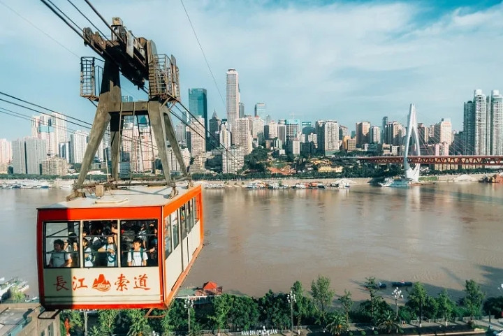 Trải nghiệm thú vị để ngắm vẻ đẹp thành phố là đi cáp treo trên sông Dương Tử