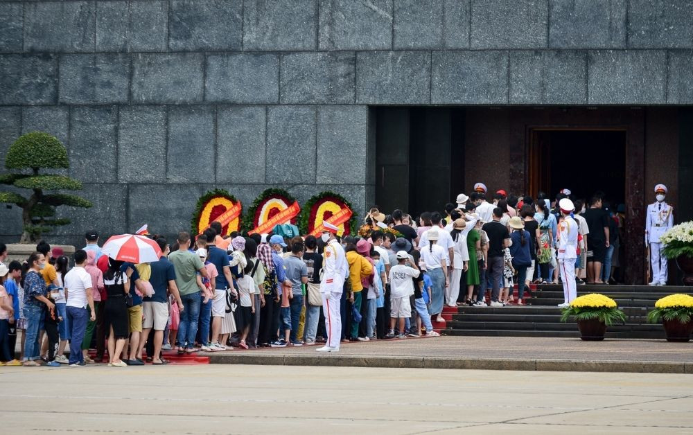 Dòng người xếp hàng trang nghiêm chờ viếng Lăng Bác