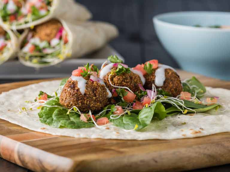 Những viên Falafel chiên giòn dùng kèm bánh pita và sốt tahini