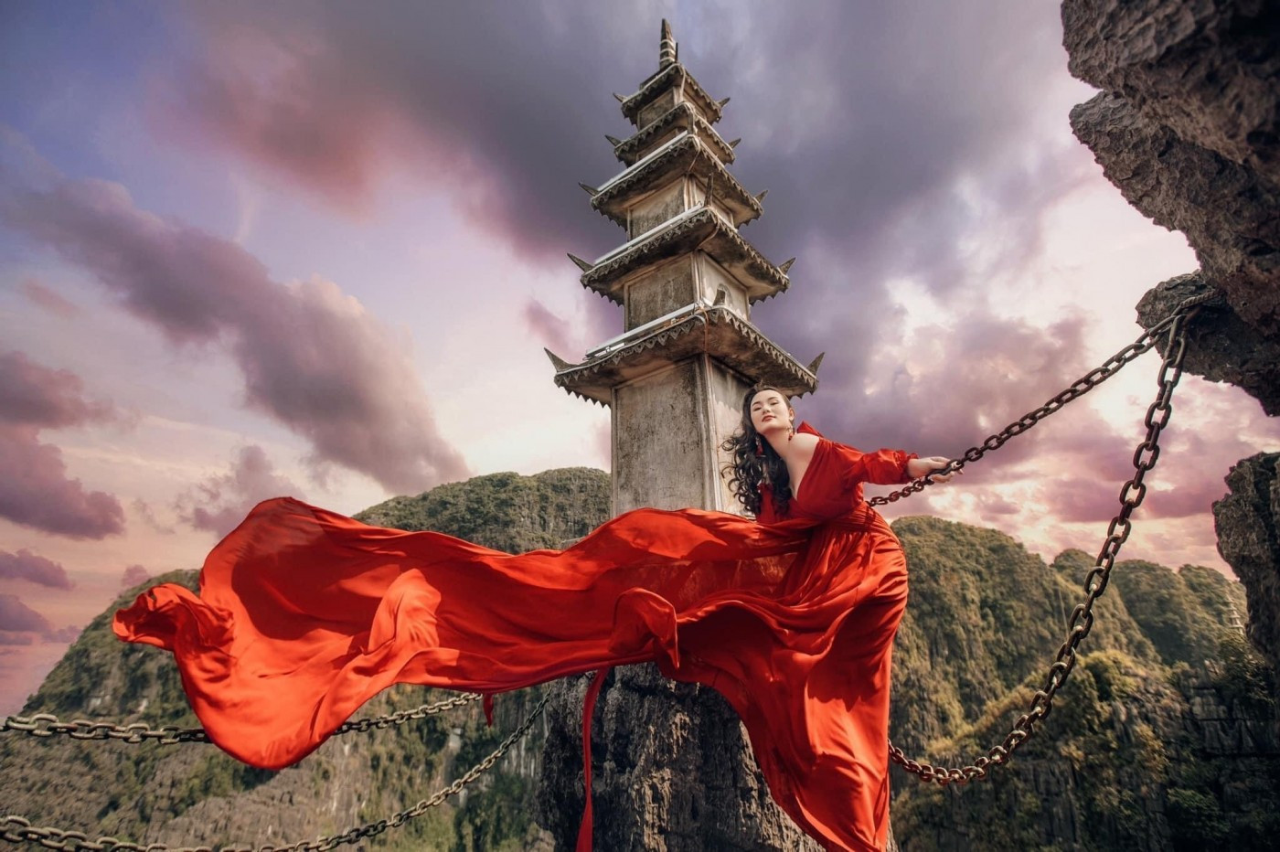 Kinh Nghiệm Du Lịch Ninh Bình 2 Ngày 1 Đêm Tự Túc & Trọn Gói 2 Hình ảnh một phần cảnh quan Hang Múa nhìn từ trên cao