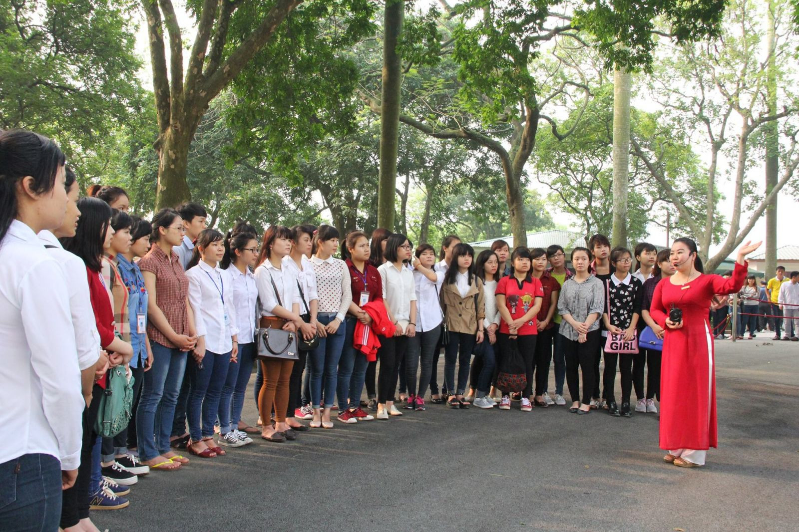 Hướng dẫn viên du lịch đang thuyết minh cho đoàn khách