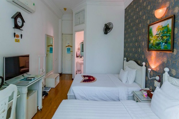 Phòng ngủ Khách sạn A25 Mạc Thị Bưởi tiện nghi với nội thất gỗ ấm cúng