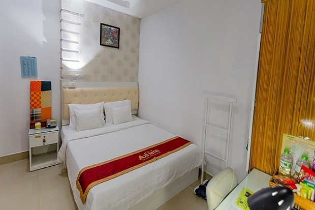 Phòng nghỉ Khách sạn A25 Bùi Thị Xuân với cửa sổ lớn hướng phố