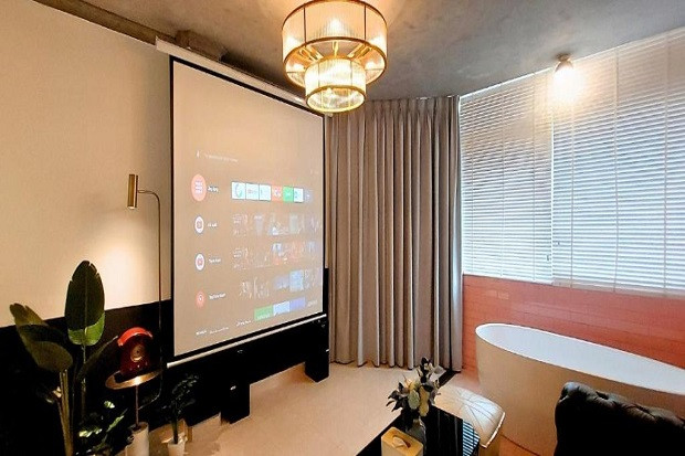 Không gian lãng mạn có bồn tắm và máy chiếu tại A In Del Luna Hotel