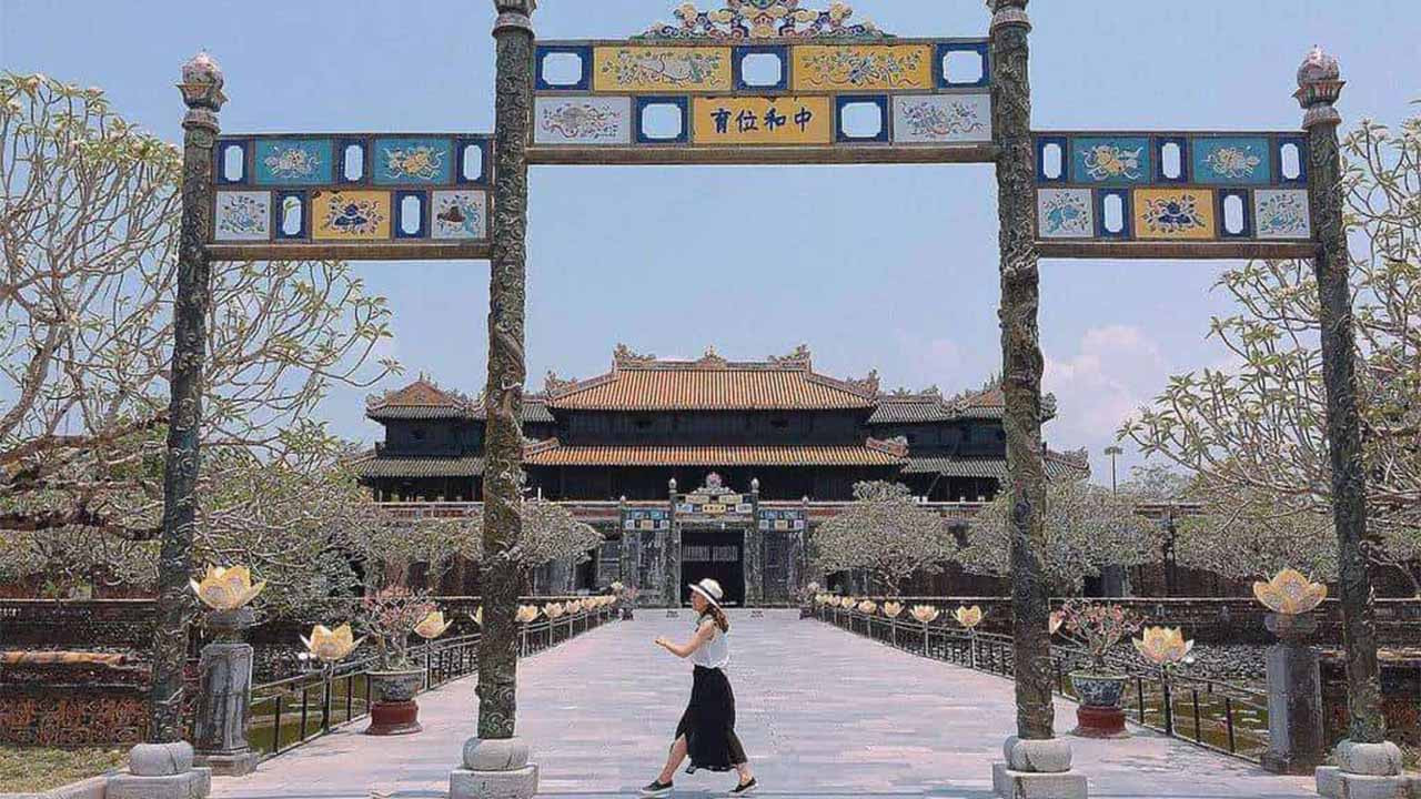 Khám Phá Đại Nội Huế: Cẩm Nang Du Lịch Chi Tiết Từ A Đến Z 2 Toàn cảnh khu vực Hoàng Thành, trung tâm của Đại Nội Huế