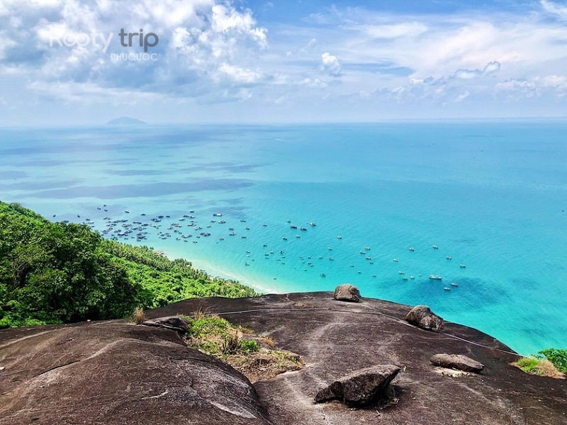 Địa điểm du lịch Hòn Sơn: Viên ngọc ẩn mình của Kiên Giang 4 Núi Ma Thiên Lãnh Hòn Sơn là điểm trekking lý tưởng để ngắm toàn cảnh đảo