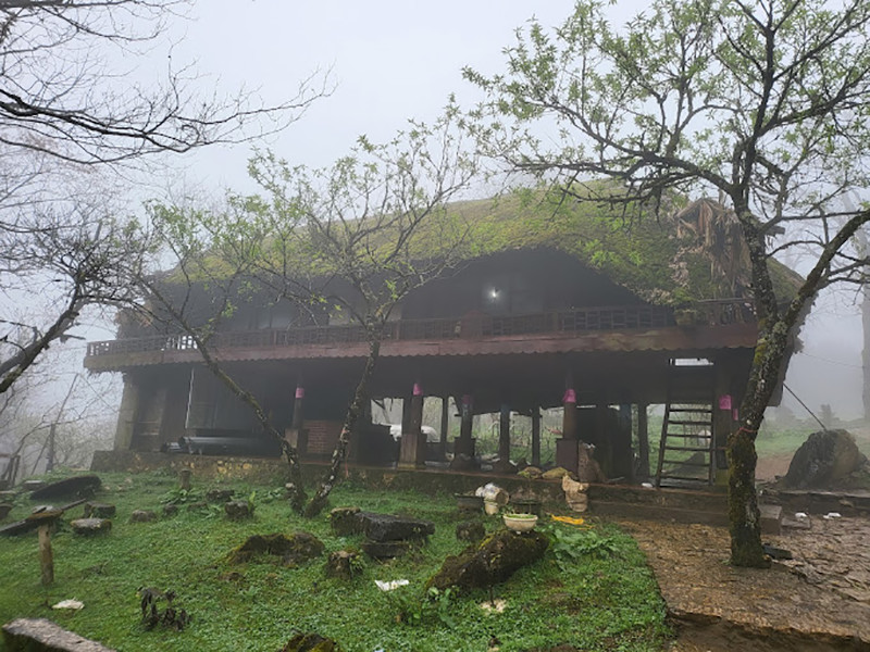Cẩm nang khám phá Núi Hàm Rồng Sapa: Săn mây, ngắm hoa và 7 kinh nghiệm A-Z 9 Căn nhà sàn đơn sơ là nơi diễn ra các chương trình văn nghệ đặc sắc